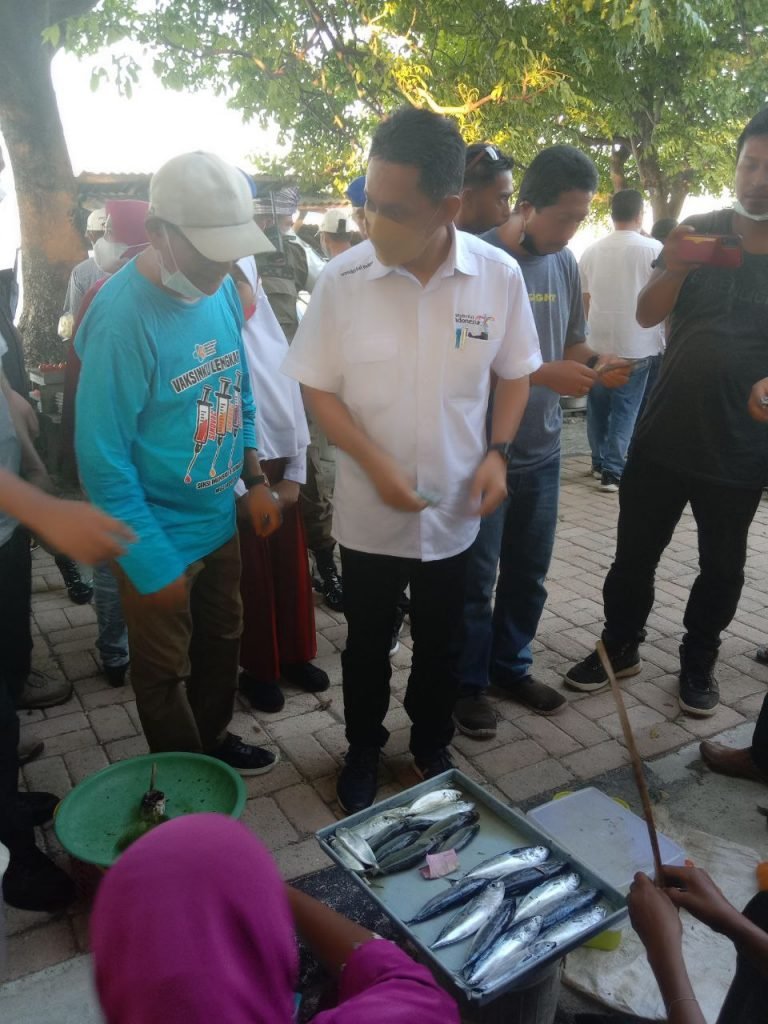 PEDAGANG DI PASAR SORE PALAHIDU BINONGKO KETIBAN DURIAN RUNTUH, INI PENYEBABNYA