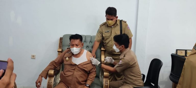 INILAH PESAN WAKIL BUPATI DAN SEKDA BUTUR SAAT MENGIKUTI VAKSINASI BOOSTER