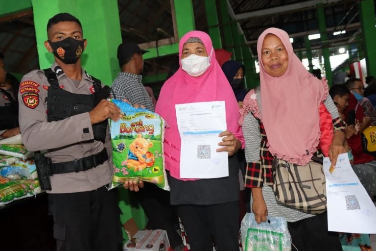 POLRES BUTON GANDENG PEMERINTAH SETEMPAT GELAR VAKSINASI