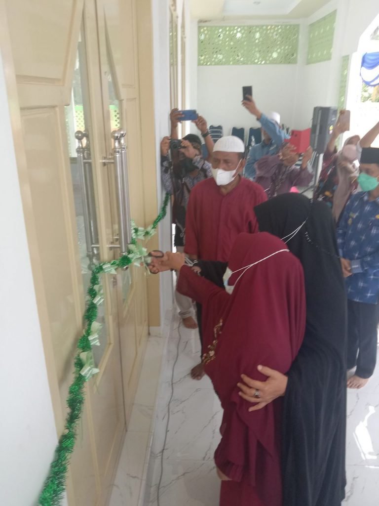 BUPATI DAN WAKIL BUPATI WAKATOBI BERBAGI TUGAS RESMIKAN MASJID AL JUMU’AH