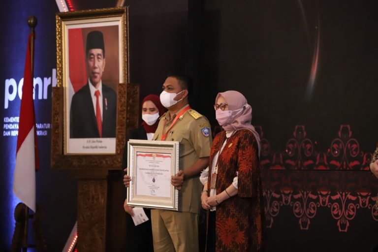 BUPATI BUSEL RAIH PENGHARGAAN SAKIP TAHUN 2021