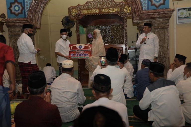 DUA MASJID DAN PESANTREN DI PULAU TOMIA KECIPRAT DANA HIBAH PEMKAB WAKATOBI