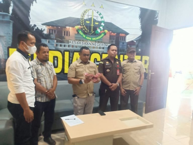 TERDAKWAH, MANTAN BENDAHARA BOS SMAN 1 KABAWO KEMBALIKAN UANG HASIL KORUPSI