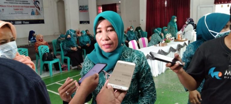 DISPERINDAG WAKATOBI DAN TP-PKK KOLABORASI GELAR PASAR MURAH