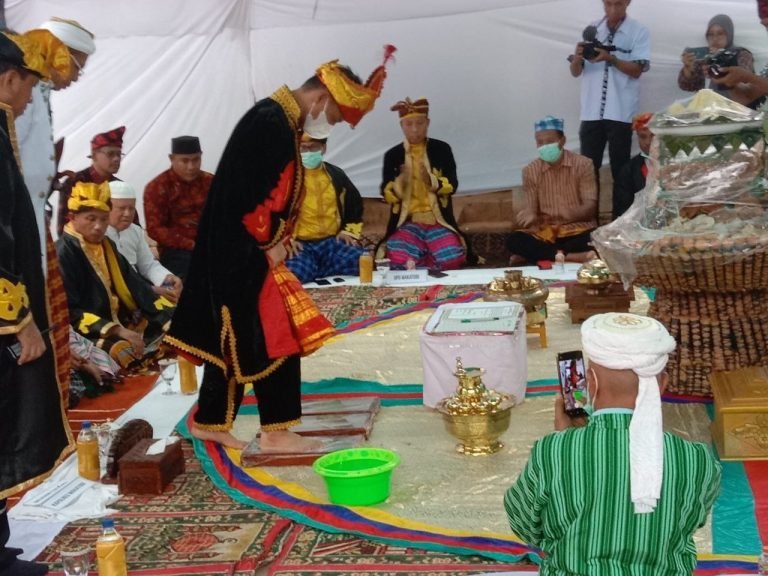 BEKAS TELAPAK KAKI KETIGA TOKOH INI MENANDAI EKSISTENSI ADAT BUDAYA DESA KULATI TOMIA TIMUR
