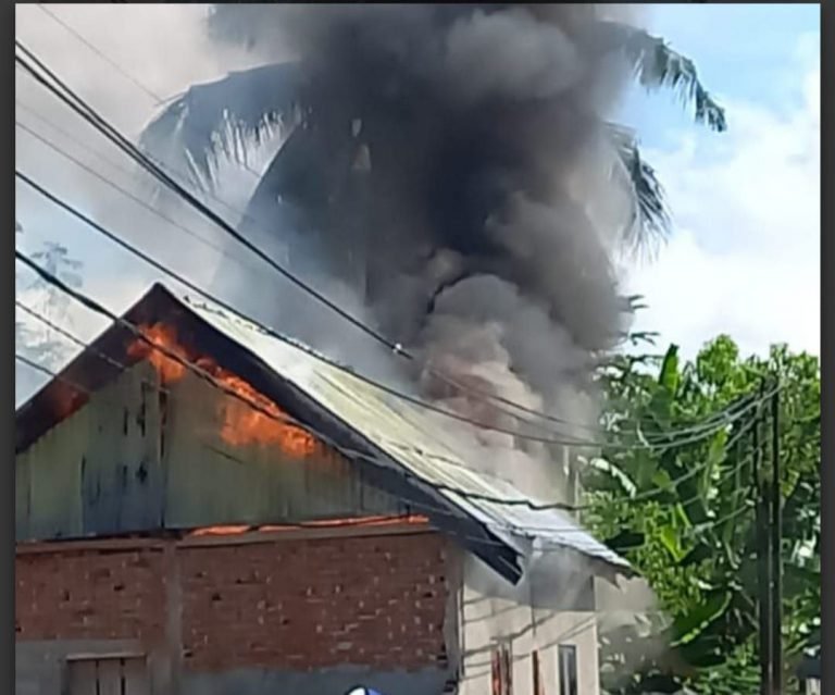 RUMAH WARGA DI KELURAHAN WATONEA DILALAP SIJAGO MERAH
