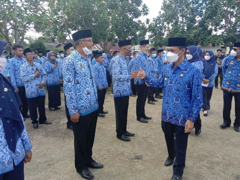 MENGUKUR TINGKAT KEHADIRAN PASKA LIBUR LEBARAN, PEMKAB WAKATOBI GELAR APEL BERSAMA