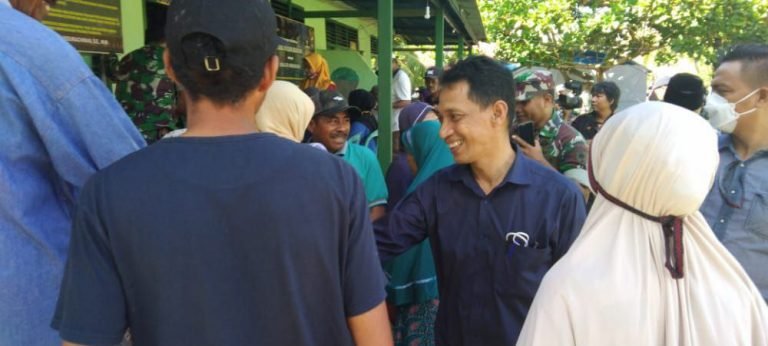 SALURKAN BANTUAN TUNAI LANJUTAN UNTUK 2.087 KK, BUPATI WAKATOBI DAN TNI SAMBANGI PULAU TOMIA