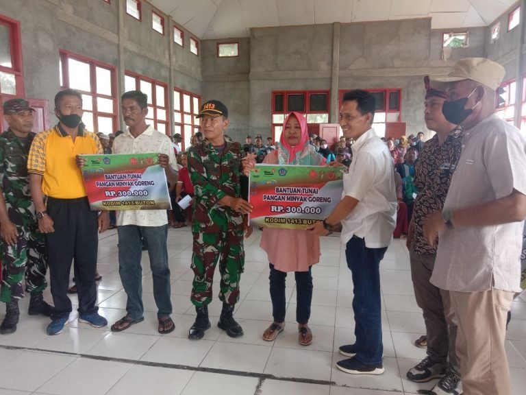 SALURKAN BLT MINYAK GORENG DI PULAU KALEDUPA, TNI APRESIASI KERJASAMA PEMKAB WAKATOBI
