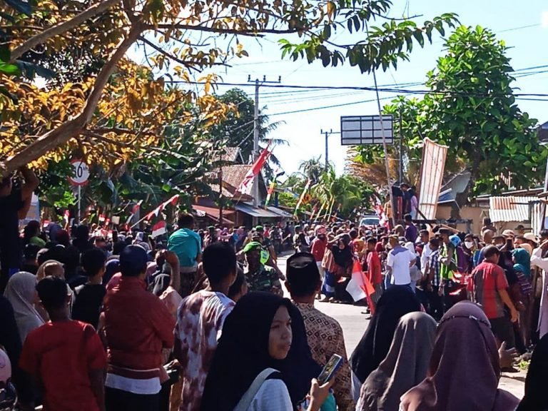 MASYARAKAT HINGGA SISWA SMA DI PULAU WANGI-WANGI WAKATOBI ANTUSIAS SAMBUT KEHADIRAN PRESIDEN RI
