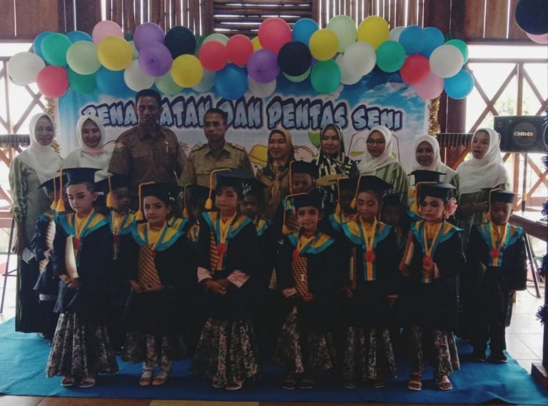 TK NEGERI PEMBINA 1 WANGSEL GELAR WISUDA PENAMATAN, BEGINI PESAN DIKBUD WAKATOBI