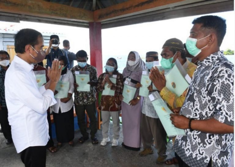 PRESIDEN RI SERAHKAN SERTIFIKAT UNTUK SUKU BAJAU DI WAKATOBI, HUGUA: AKAN BERDAMPAK PADA SELURUH KOMUNITAS SUKU BAJAU DISELURUH INDONESIA