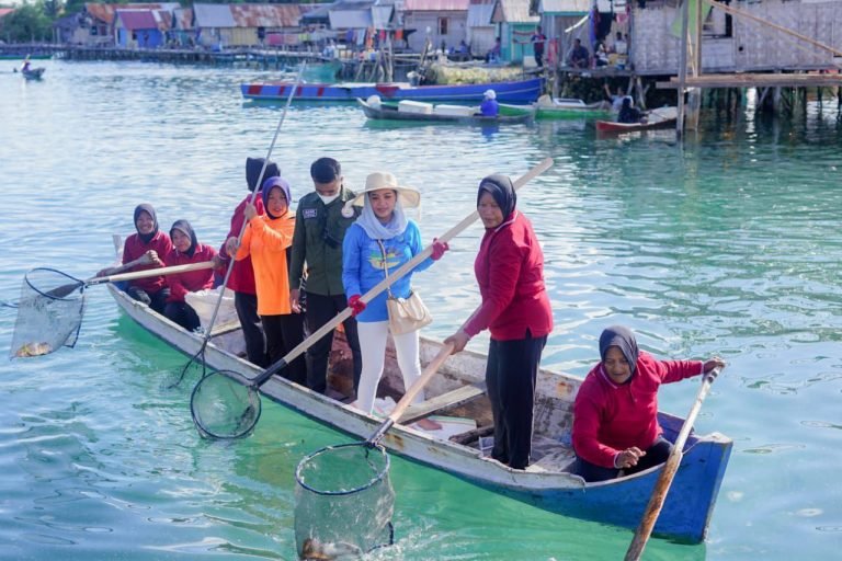 DAMPINGI MENTERI KKP KE WAKATOBI, WA ODE RABIA BICARA POTENSI KELAUTAN DI NEGERI 10 BALI BARU