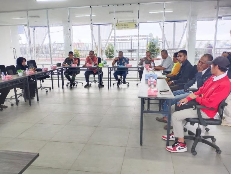 MESKI DIREHAB, KEGIATAN DI DERMAGA PANGGULUBELO WAKATOBI TETAP BERJALAN DENGAN KETERBATASAN