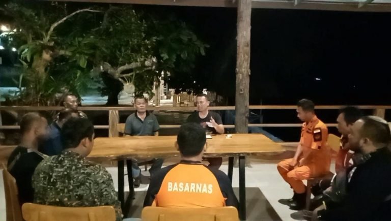 BABINSA DANRAMIL 1413-04 MAWASANGKA TERSERET ARUS DAN TENGGELAM DI PANTAI VILLA NIRWANA BAUBAU