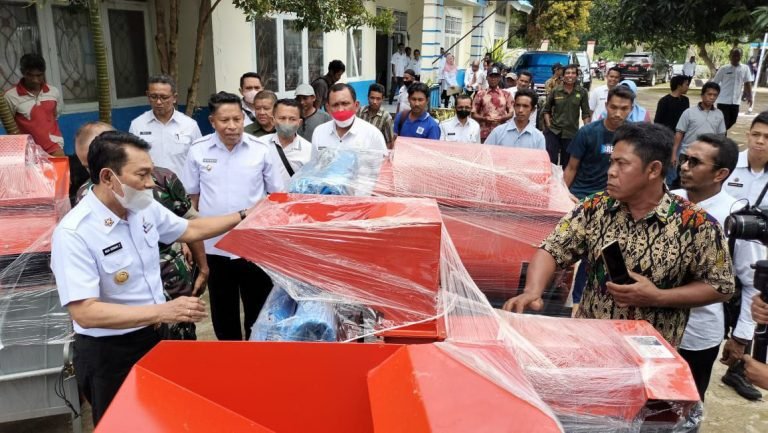 15 KELOMPOK TANI DI BUTUR TERIMA BANTUAN PERALATAN