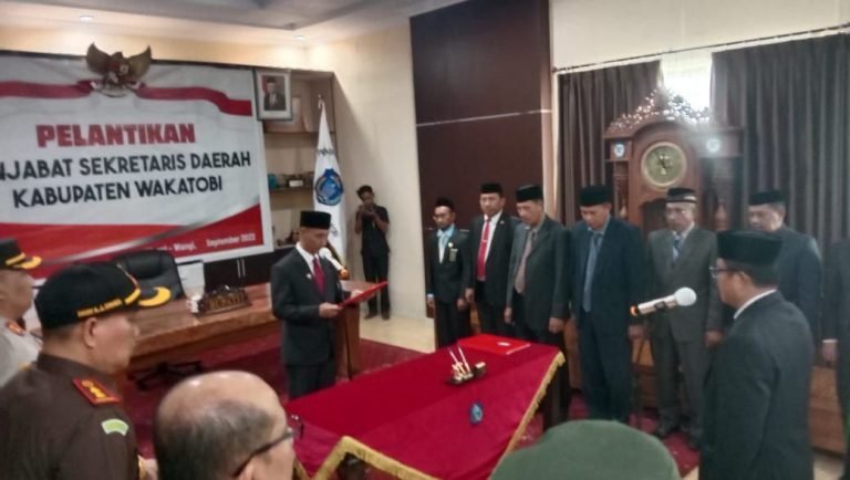 BUPATI WAKATOBI LANTIK KADIS PUPR SEBAGAI PENJABAT SEKDA