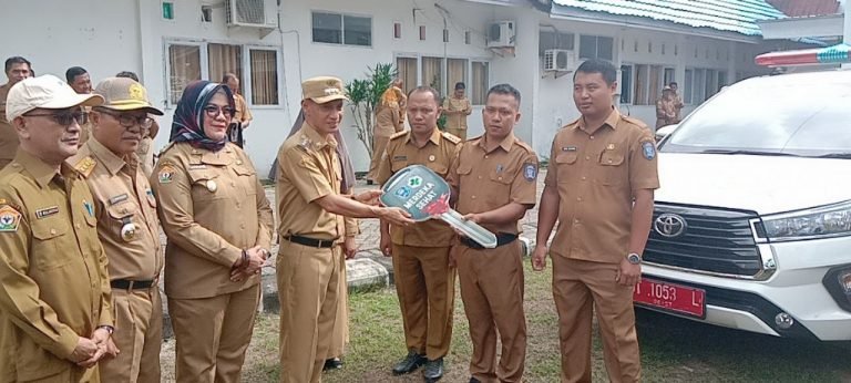 SERAHKAN 4 UNIT AMBULANCE, BUPATI WAKATOBI: JANGAN DIPAKAI UNTUK REKREASI