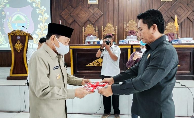 BUPATI BUTUR MENJELASKAN NOTA KEUANGAN RAPERDA APBD-P 2022