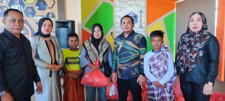 DPD-PDIP SULTRA KERJASAMA DPC-PDIP BUTUR RINGANKAN BEBAN WARGA