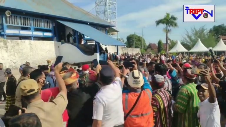 JOKOWI MENYAPA WARGA KERATON BUTON