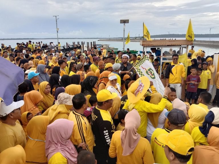 HUT PARTAI GOLKAR KE-58 DI WAKATOBI, ALI MUCHTAR NGABALIN DIDAULAT MELEPAS RIBUAN PESERTA JALAN SANTAI