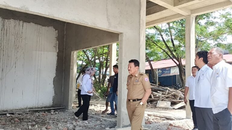 BUPATI BUTUR TINJAU PELAKSANAAN REHABILITASI PASAR MINA-MINANGA