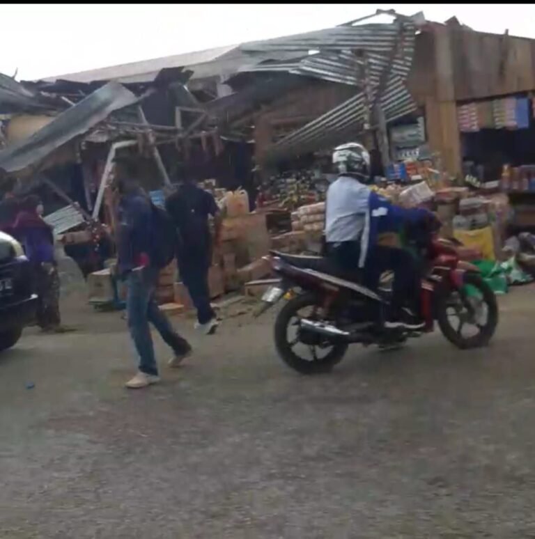 DITERJANG ANGIN PUTING BELIUNG, SEJUMLAH KIOS DI PASAR LAINO RAHA RUSAK BERAT