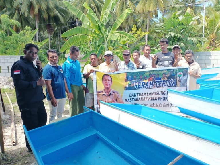 KELOMPOK NELAYAN DESA KAPOTA DI WAKATOBI DAPAT BANTUAN ALAT TANGKAP