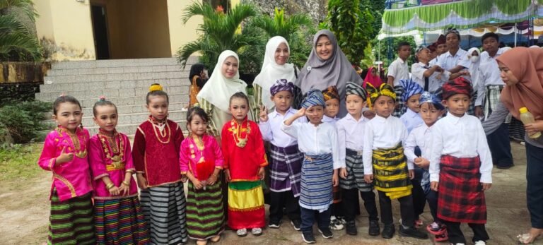 WAKATOBI KINI BERUSIA 19 TAHUN, H HALIANA APRESIASI PARA SENIORNYA