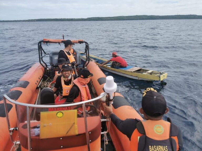 TIM RESCUE POS SAR KOTA BAUBAU TEMUKAN NELAYAN MENGAPUNG MD
