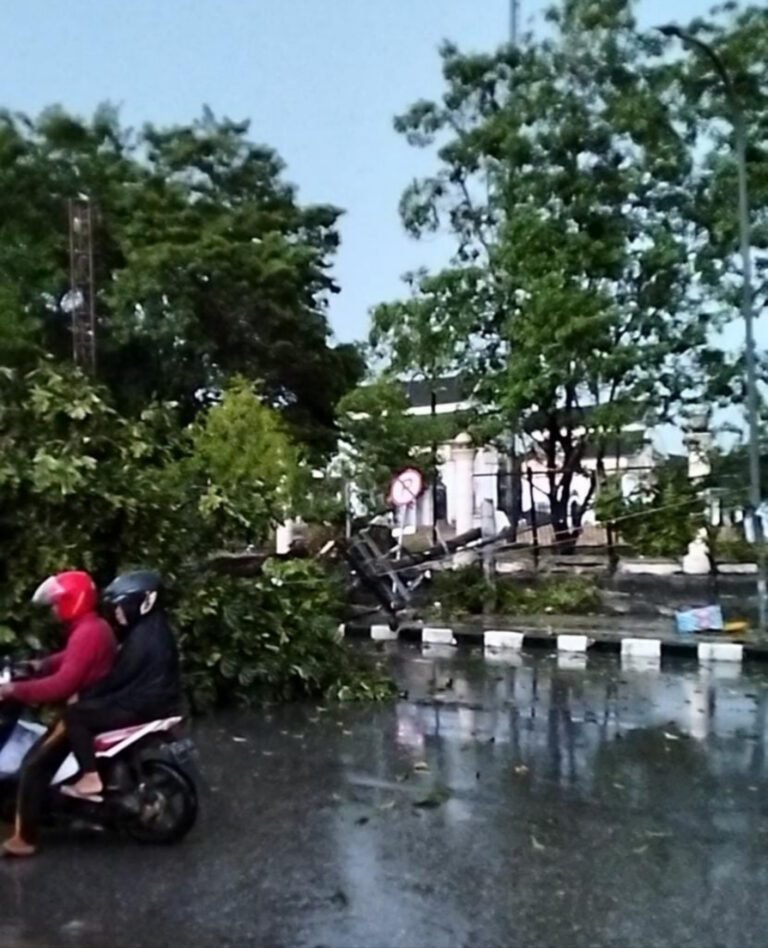 LISTRIK PADAM AKIBAT CUACA EKSTRIM, BEBERAPA RUAS JALAN DI KOTA KENDARI MACET