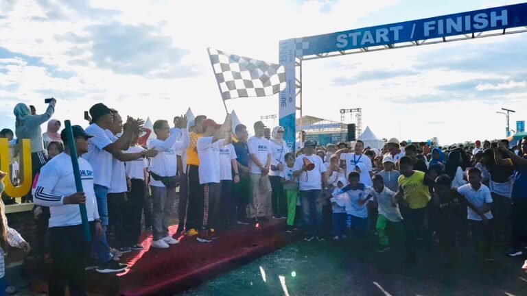 PESERTA JALAN SEHAT HUT BUMN DI WAKATOBI MEMBLUDAK