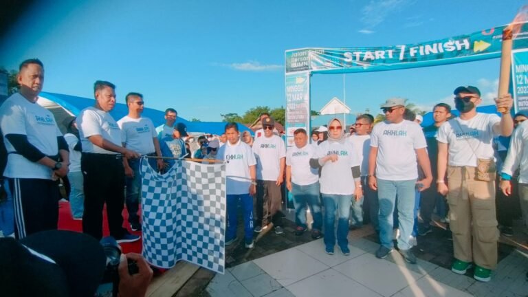 WARGA BUTUR ANTUSIAS IKUTI JALAN SEHAT HUT BUMN