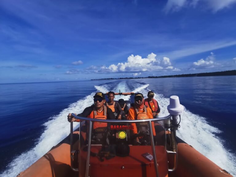 KAPAL NELAYAN ASAL WAKATOBI TENGGELAM DI LAUT BANDA