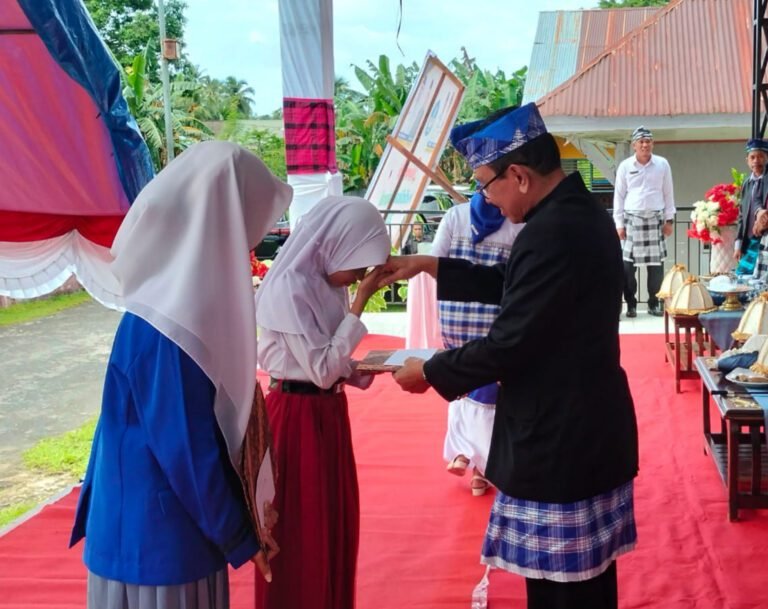 RAIH PRESTASI DI KANCAH NASIONAL, DUA SISWI DI BUTUR RAIH PENGHARGAAN