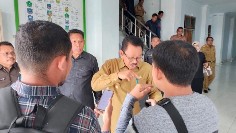 BUPATI DAN WAKIL BUPATI BUTUR SENTIL OKNUM PEJABATNYA