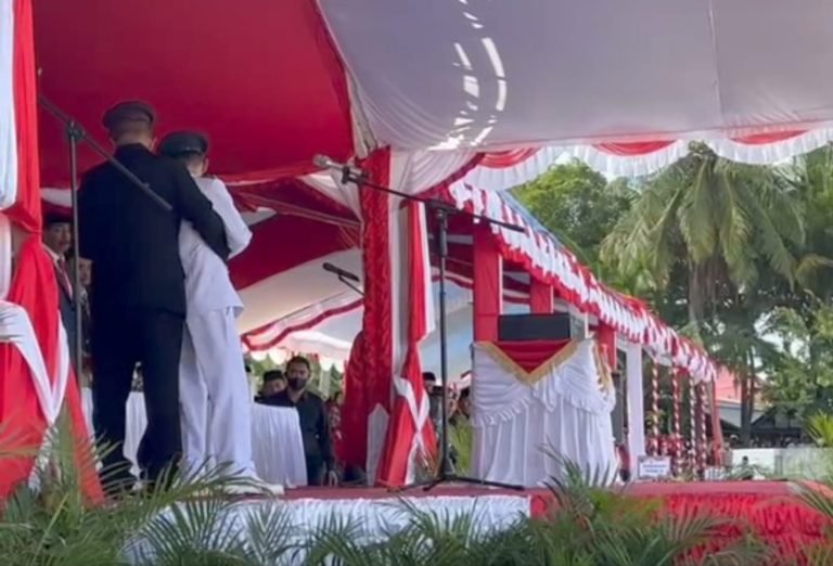 BUPATI DAN WAKIL BUPATI WAKATOBI BERGANTIAN JADI INSPEKTUR UPACARA HUT RI KE-78