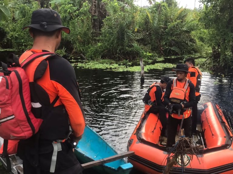 WARGA DESA TERAPUNG BUTENG DITERKAM BUAYA, BASARNAS TERUS LAKUKAN PENCARIAN