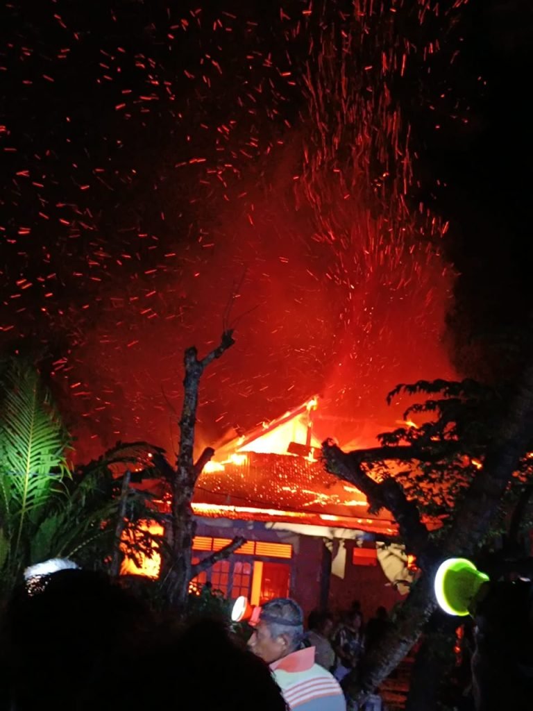 SIJAGO MERAH MELALAP RUMAH WARGA DI KECAMATAN TOMIA