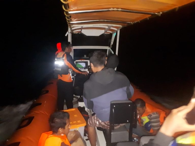 KAPAL PENGANGKUT BERAS BANTUAN CADANGAN PANGAN DI WAKATOBI TENGGELAM