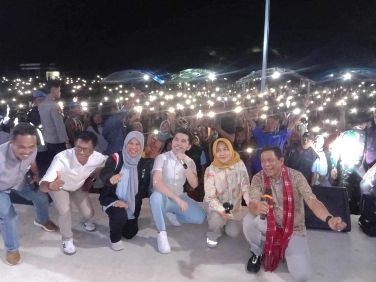 LAPANGAN KEBANGKITAN USUKU TOMIA DIGUNCANG ARTIS IBU KOTA