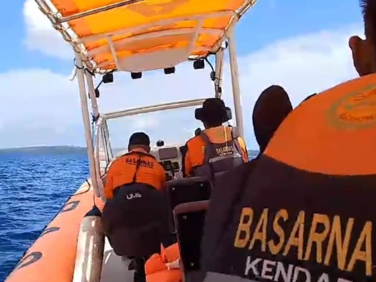 ALAMI GANGGUAN MESIN, KAPAL PENUMPANG DI WAKATOBI DITARIK KE DARAT
