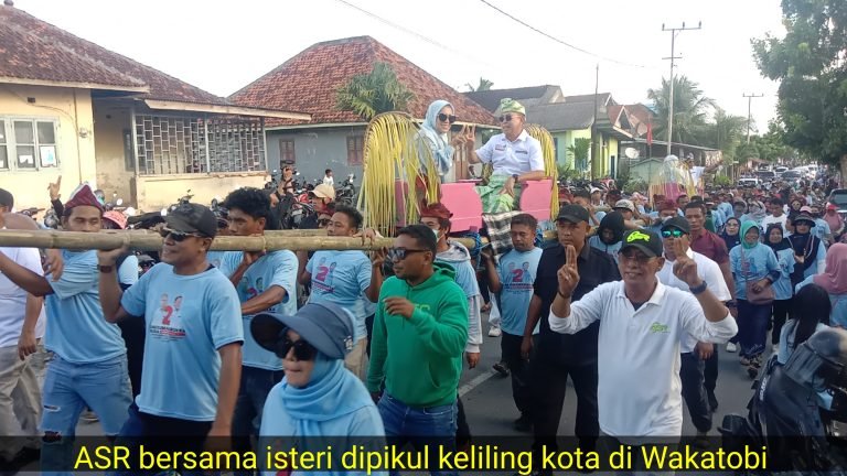 KAMPANYE DI WAKATOBI, ASR-HUGUA BERSAMA ISTERI DIPIKUL MASYARAKAT KELILING KOTA