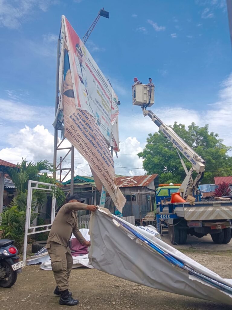 Sat Pol PP Kota Baubau Copot Baliho Kontestan Pilkada 2024
