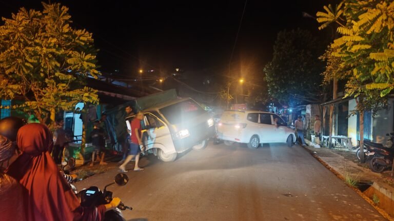 Hindari Jalan Sempit, Mobil Box di Baubau Terperosok Hingga Menimpa Atap Rumah Warga