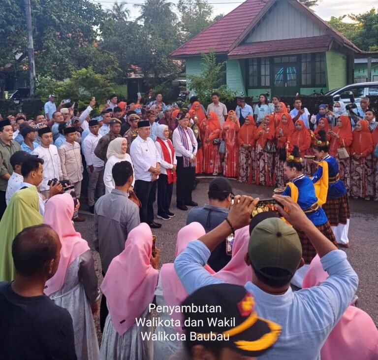 Masyarakat Kota Baubau Antusias Sambut Kedatangan Walikota dan Wakil Walikota Usai Mengikuti Pelantikan dan Retret