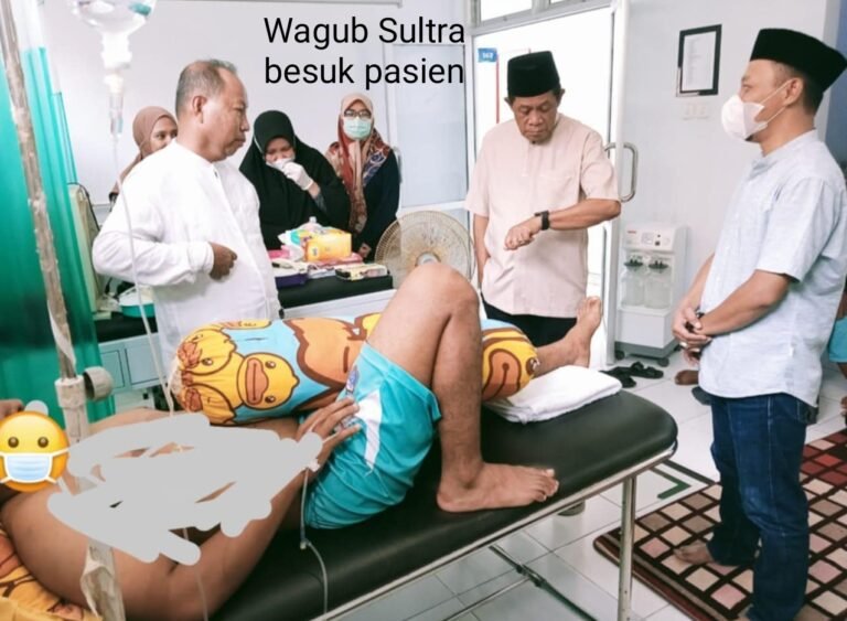 Di Sela-Sela Kunker Safari Ramadhan, Wagub Sultra Sempatkan Waktu Besuk Pasien di Puskesmas Tomia