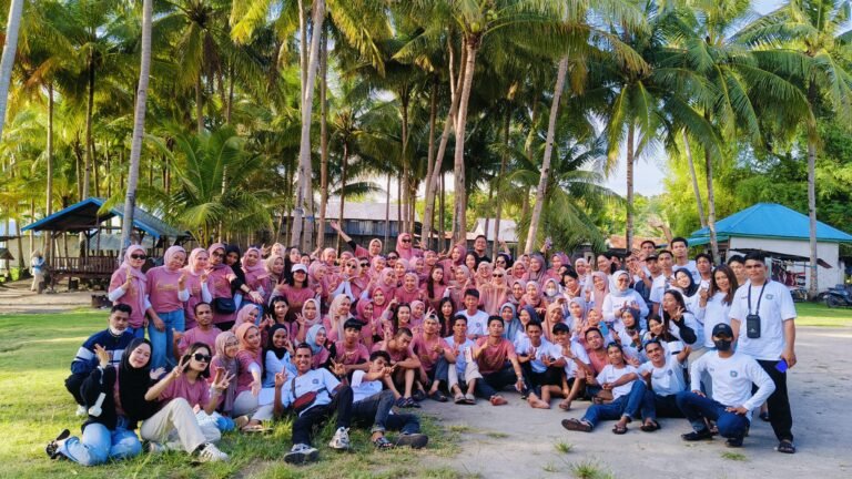 Nadel Cosmetic Gelar Family Gathering Sekaligus Rayakan HUT ke-6 di Pantai Lakeba Baubau