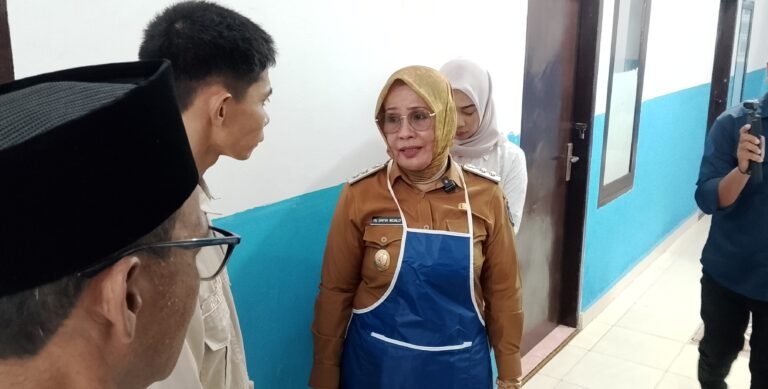 Launching MBG, Wakil Bupati Wakatobi Pantau Kondisi Dapur dan Proses Penyaluran